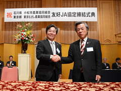 協定の締結後、がっちりと握手するJA小松市の西沢組合長（右）と当JAの田中組合長