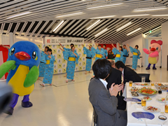 締結式典で「東京むさし音頭」を踊り、友好締結を祝う職員