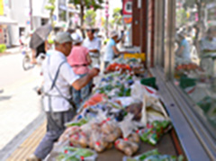 三鷹駅前支店前