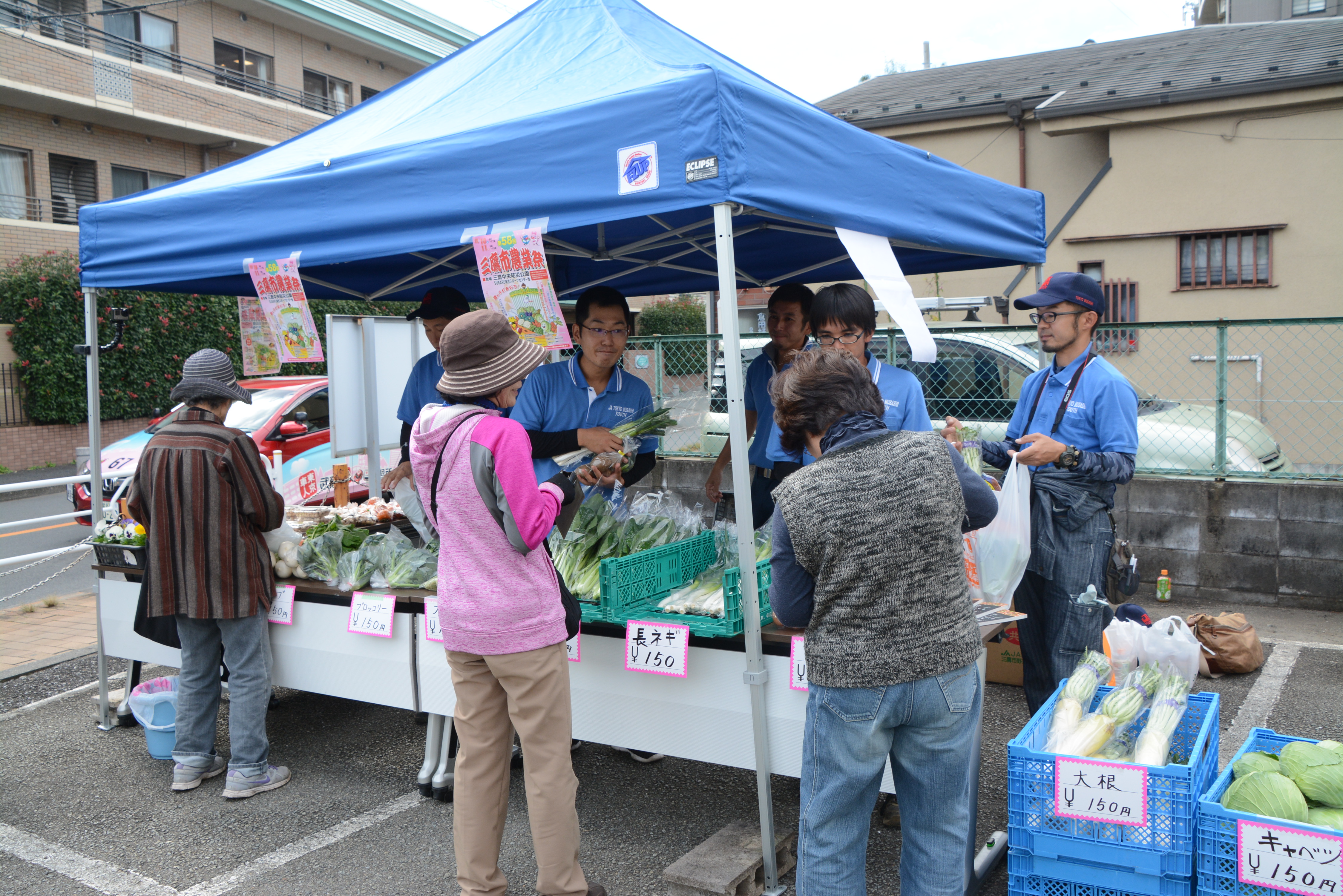 若手農業後継者が金融店舗前で直売