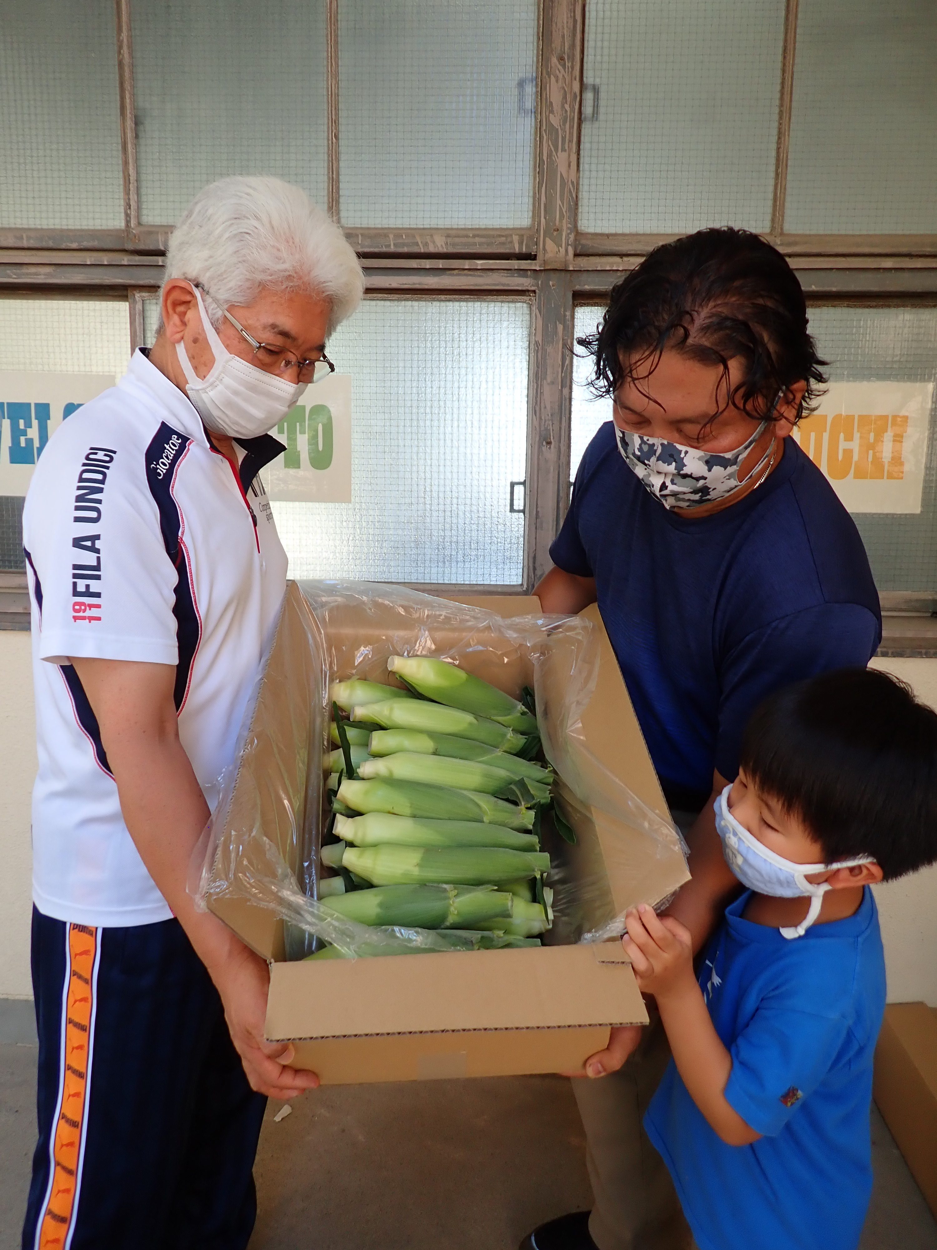 エコ農産物を子どもたちに贈呈